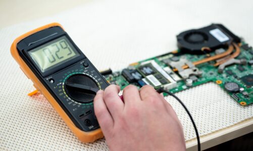 Les meilleurs multimètres pour tester pile 15 v avec précision