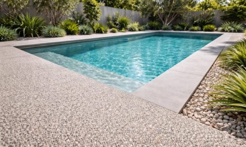 Béton désactivé autour de la piscine : le revêtement idéal ?