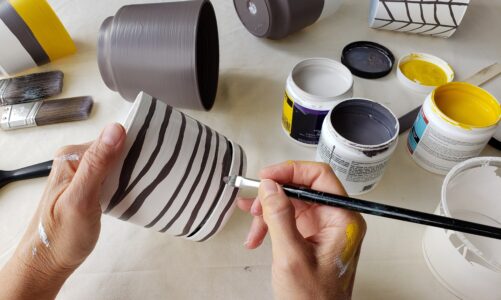 Peindre des pots en plastique : astuces et conseils pour un rendu parfait