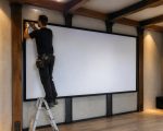 découvrez comment poser un écran de projection en toute sécurité grâce aux renforts adaptés pour murs et plafonds, assurant stabilité et solidité.